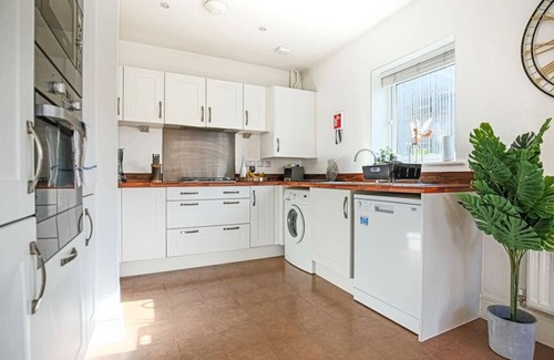 Fenny Stratford House | 🌟Large house with Free Parking, Smart TV & Garden🌟