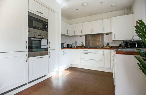 Fenny Stratford House | 🌟Large house with Free Parking, Smart TV & Garden🌟