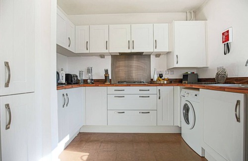 Fenny Stratford House | 🌟Large house with Free Parking, Smart TV & Garden🌟