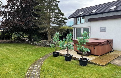 Strabane House | Large House with Outdoor Hot Tub & Garden
