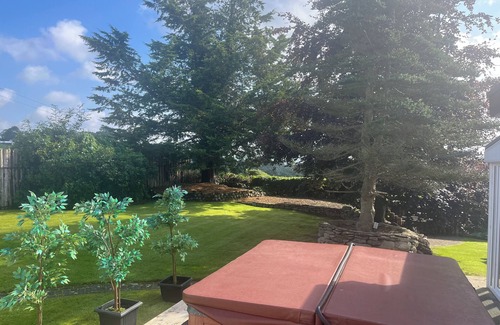 Strabane House | Large House with Outdoor Hot Tub & Garden