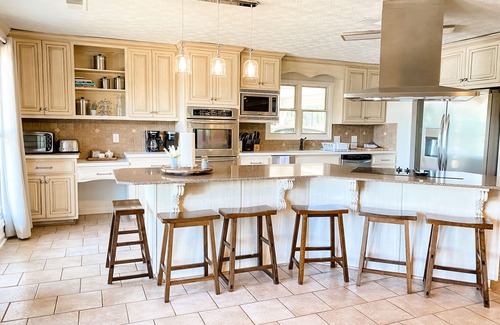 Deatsville House | Large Lake House Sleeps 18+ on Lake Jordan 4 Bedroom 3 Bathroom, Boat Dock, Deck