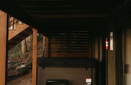 White Cloud Cottage | Large Lakefront Cottage w/HotTub, Media Room