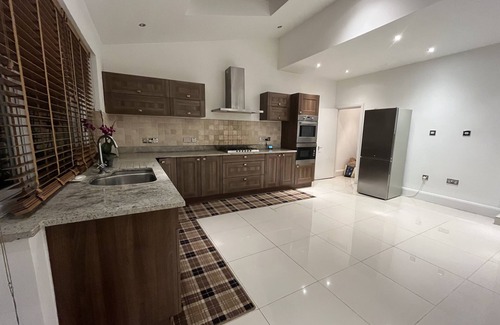 Finchley House | Large London Home with fantastic living area, free parking and lovely location