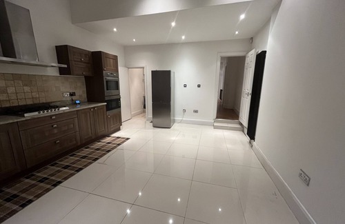 Finchley House | Large London Home with fantastic living area, free parking and lovely location