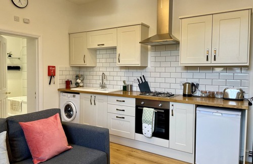 Monmouth Apartment | Large luxury 1 bed flat with off street parking & shared garden near town centre