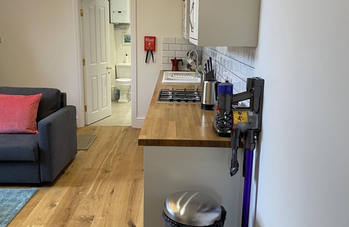 Monmouth Apartment | Large luxury 1 bed flat with off street parking & shared garden near town centre