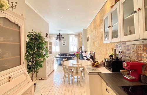 Nansouty-Saint-Genes Apartment | Large Luxury Apartment with Jacuzzi, Terrace and Parking in Hyper Centre!