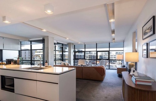 Kingston Apartment | Large Modern 2 Bdrm Apt, Water Views, 2x Car Spots