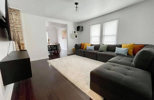Forest Park Apartment | Large, modern 2 bedroom in the heart of Forest Park