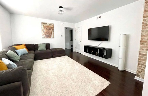 Forest Park Apartment | Large, modern 2 bedroom in the heart of Forest Park