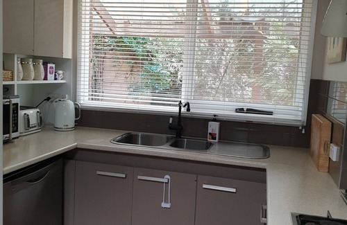 Horsham House | Large Modern 4-bedroom house, Located near the Town Centre.