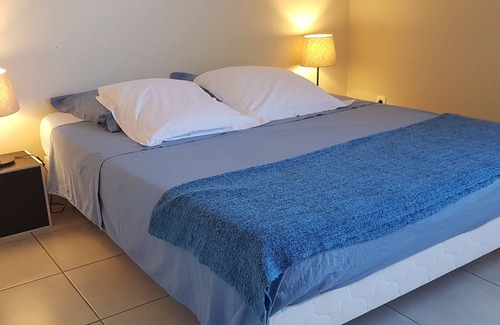 Tartane Apartment | Large modern apartment with sea view, garden and terrace