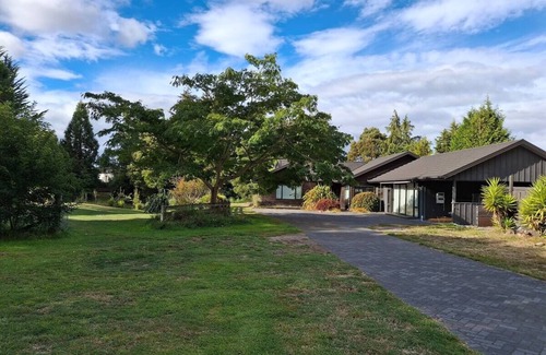 Acacia Bay House | Large modern house in tranquil Taupō