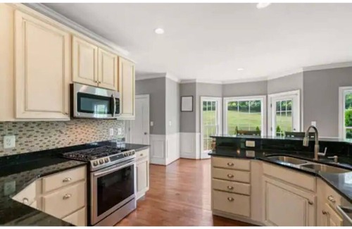 Calverton House | Large Modern House, Wine Country, Delaplane, VA