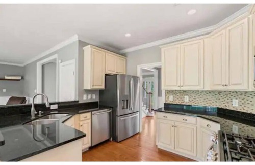 Calverton House | Large Modern House, Wine Country, Delaplane, VA
