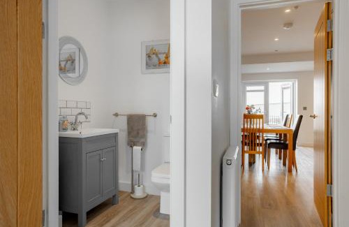 Oulton Broad House | Large Modern Scenic 4 Bedroom Townhouse
