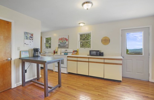 Tunkhannock Cabin | Large Mountain Retreat Spectacular Views King Suite Spa!