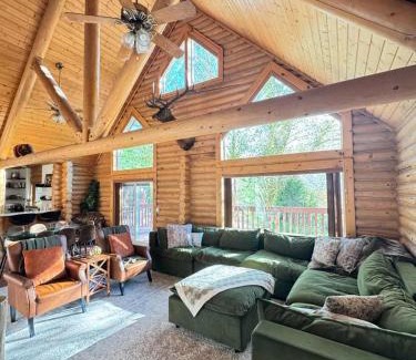 McCammon House | Large Off-Grid Luxury Cabin- creek land & views