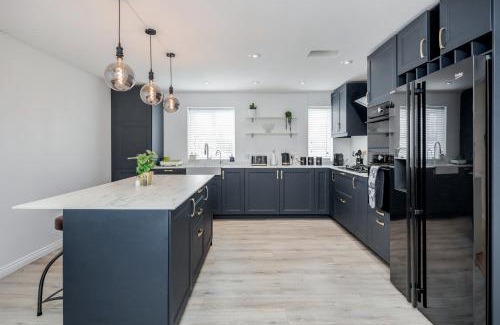 Redbridge Apartment | Large Penthouse by Damask Homes with Parking