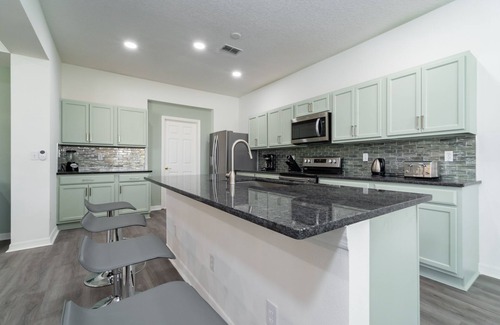 Highgate Park House | Large Pool Home With Spa & Game Room - 3 Master Suites Close to Attractions
