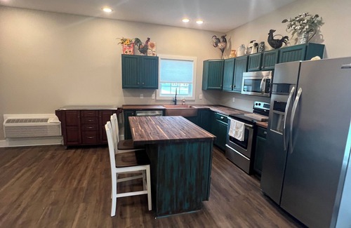 Sullivan House | Large Private Studio attached Garage Washer Dryer AC WiFi Pet Friendly Sleeps 4