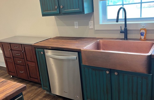 Sullivan House | Large Private Studio attached Garage Washer Dryer AC WiFi Pet Friendly Sleeps 4