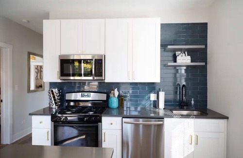 Forest Park Apartment | Large Renovated 1st FL Suite Forest Park/Oak Park