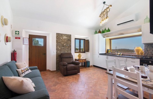 Espirito Santo Apartment | 'Large' Room with Mountain View, Wi-Fi and Air Conditioning