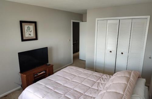 Elk Grove Village House | Large room with balcony in private home in Elk Grove