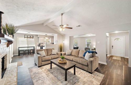 Southbelt/Ellington House | Large South Houston gem with covered patio seating