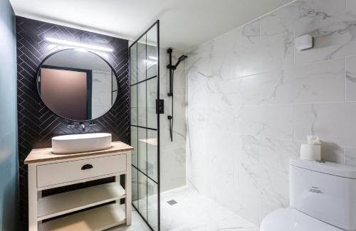 Westcliff-on-Sea Apartment | Large Studio Apartment, Free Parking, Close to Centre