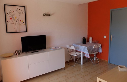 Les Lecques Apartment | LARGE STUDIO - TERRACE - PRIVATE PARKING - BEACH 50 M AWAY - CLOSE TO SHOPS & RESTAURANTS