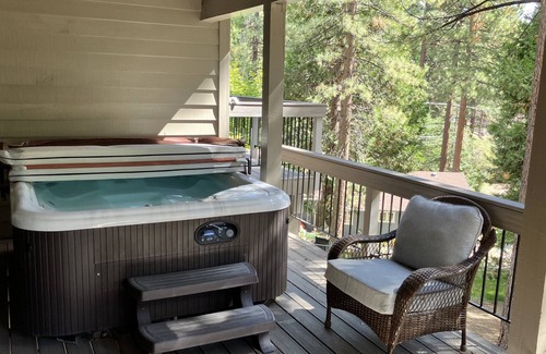 Round Hill Village House | Large upscale 5 bedroom home close to town