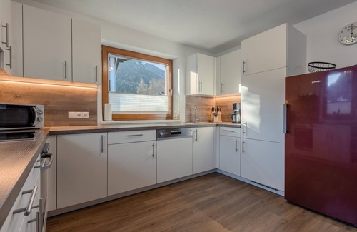 Umhausen House | Large vacation home for up to 18 people with open-plan living and dining area