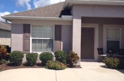 Oak Hammock Preserve House | Large Vacation Home - WIFI - 3 TVs - Near Parks, restaurants, supermarkets, mall