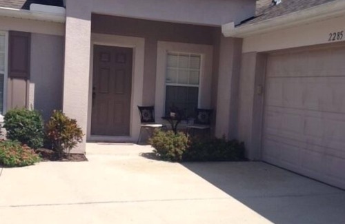Oak Hammock Preserve House | Large Vacation Home - WIFI - 3 TVs - Near Parks, restaurants, supermarkets, mall