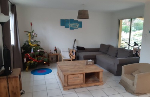 Oullins House | Large Villa 135m² 5 Bedrooms, Parking, Garden