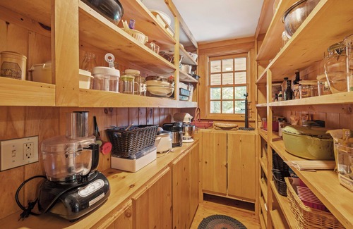 Holderness House | Large Well Equipped Pet Friendly Home with Hot Tub | Bank of NH Pavilion 19 mins | Iconic Fall Foliage central location | Air Conditioning | Walk to Squam Lake Beach | Main Level Bedroom and Bathroom