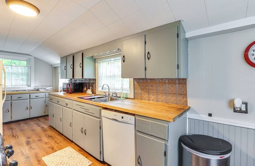 Ravenna House | Large Yard & Fire Pit: Pet-Friendly Ravenna Home!