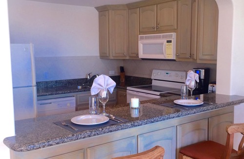 Zona Hotelera Condo | Las Mananitas - Beachfront Groundfloor 1BR Condo, Semi-Private Pool