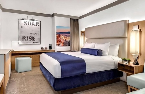 Gateway District House | Las Vegas Vacation! Pool, Game Room, Casino, Parking! Near The Neon Museum