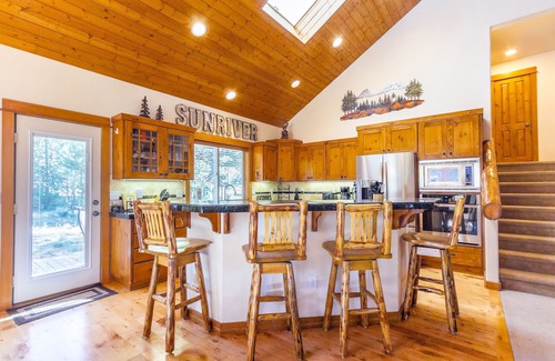 Deer Park House | LASS08 - Stunning Lodge-Style Home, A/C, Games, Hot Tub, Family Friendly