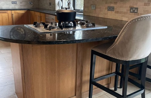 Frampton Cotterell Villa | "Last Minute availability " Large Luxury 5 Bedroom Villa hot tub on request