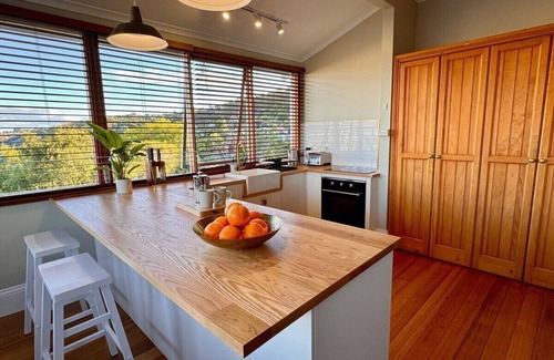 West Launceston House | Launceston Cottage With Views Spa Bath BBQ & Firepit