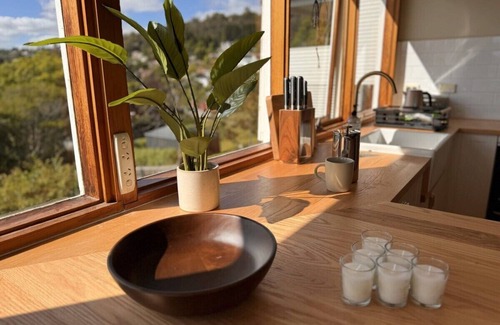 West Launceston House | Launceston Cottage With Views Spa Bath BBQ & Firepit