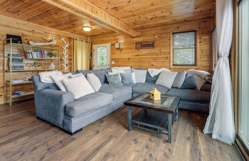 Battle Creek House | Laurabell Lakehouse: Boat Dock & Mill Lake Access!