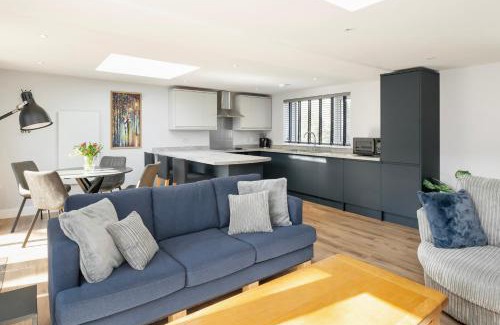 Corsham House | Laurel Lodge - Stylish Two Bed & Free Parking