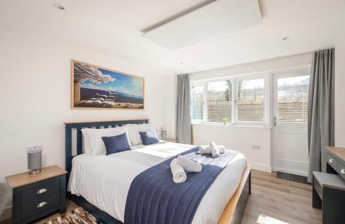 Corsham House | Laurel Lodge - Stylish Two Bed & Free Parking