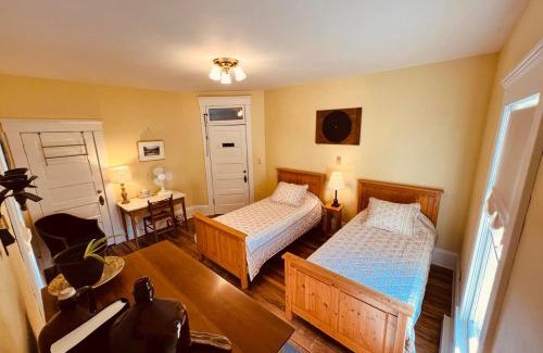 Davis Bed & Breakfast | Laurel River Club Bed & Breakfast or LRCBNB